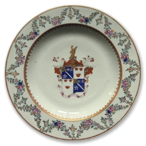 East India Company - Grand plat en porcelaine aux armes de Sir William Fraser of Ledeclune, 1st baronet
