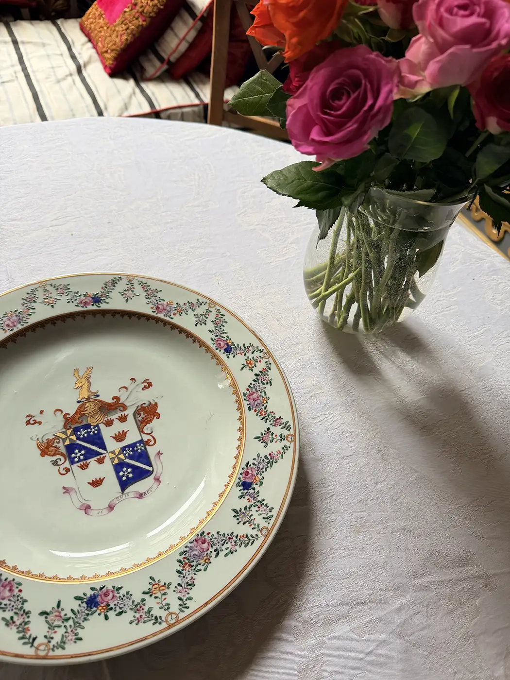 East India Company - Grand plat en porcelaine aux armes de Sir William Fraser of Ledeclune, 1st baronet