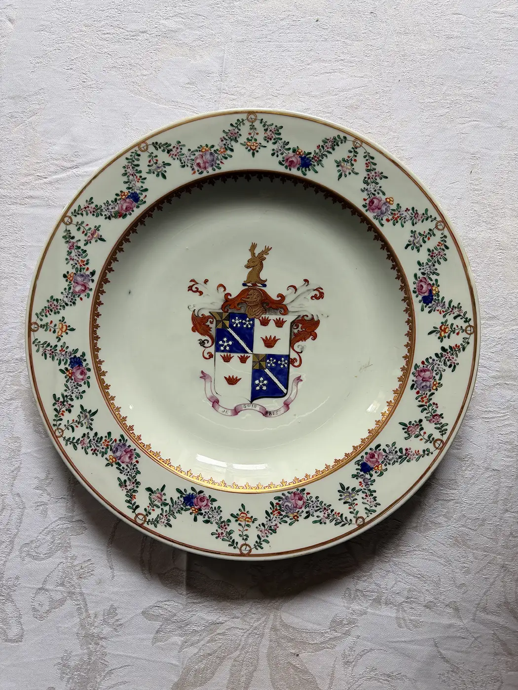 East India Company - Grand plat en porcelaine aux armes de Sir William Fraser of Ledeclune, 1st baronet