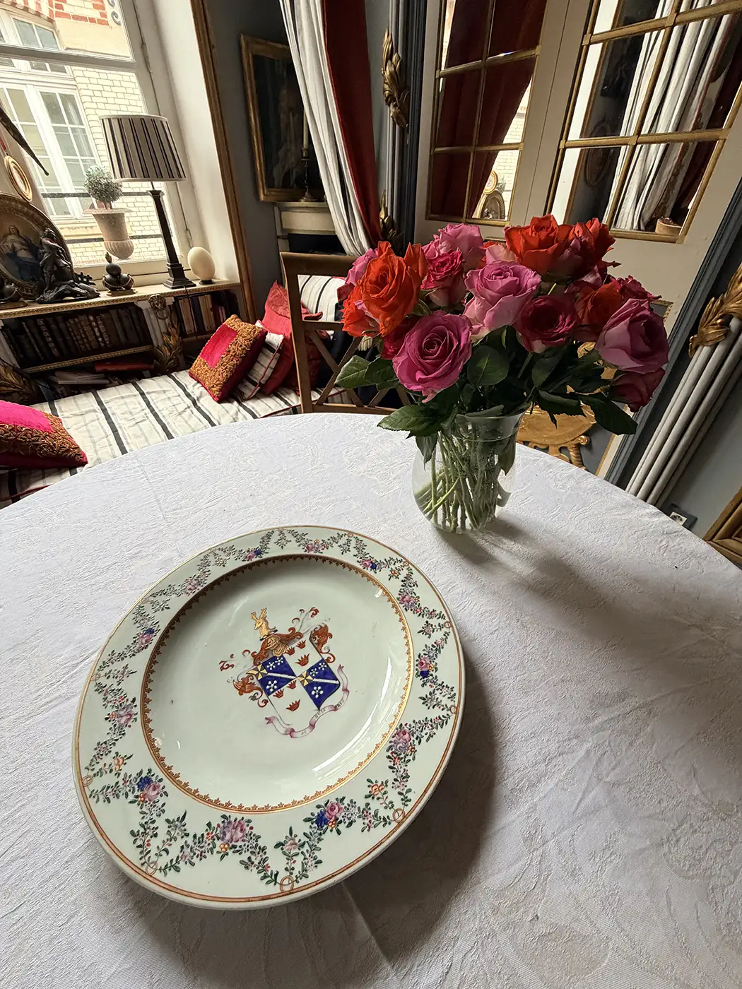 East India Company - Grand plat en porcelaine aux armes de Sir William Fraser of Ledeclune, 1st baronet