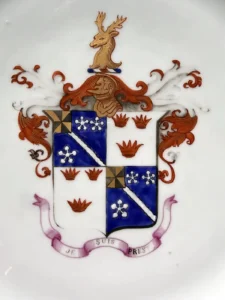 East India Company - Grand plat en porcelaine aux armes de Sir William Fraser of Ledeclune, 1st baronet