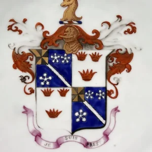 East India Company - Grand plat en porcelaine aux armes de Sir William Fraser of Ledeclune, 1st baronet