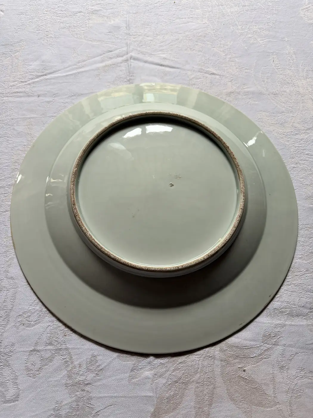 East India Company - Grand plat en porcelaine aux armes de Sir William Fraser of Ledeclune, 1st baronet