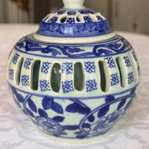 Brûle-parfum chinois en porcelaine bleu et blanc ajourée