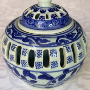 Brûle-parfum chinois en porcelaine bleu et blanc ajourée