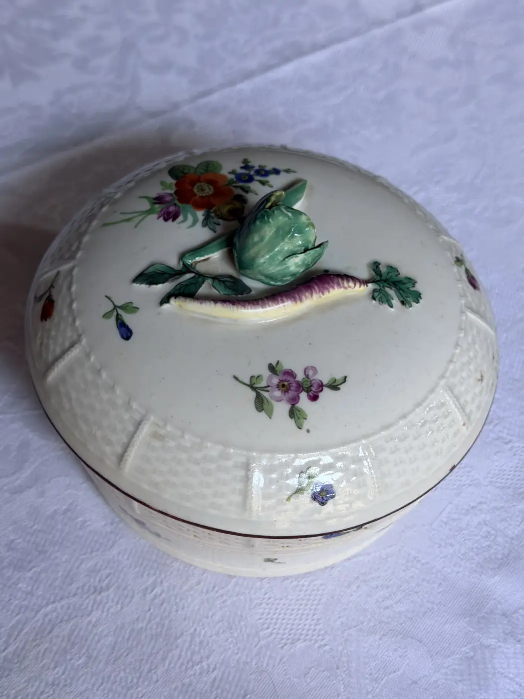 Sucrier en porcelaine de Ludwigsburg - XVIIIème siècle