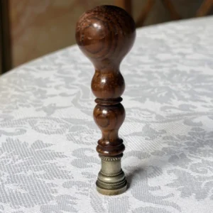 Cachet ancien à monogramme MR en bois tourné et métal argenté – XIXᵉ siècle