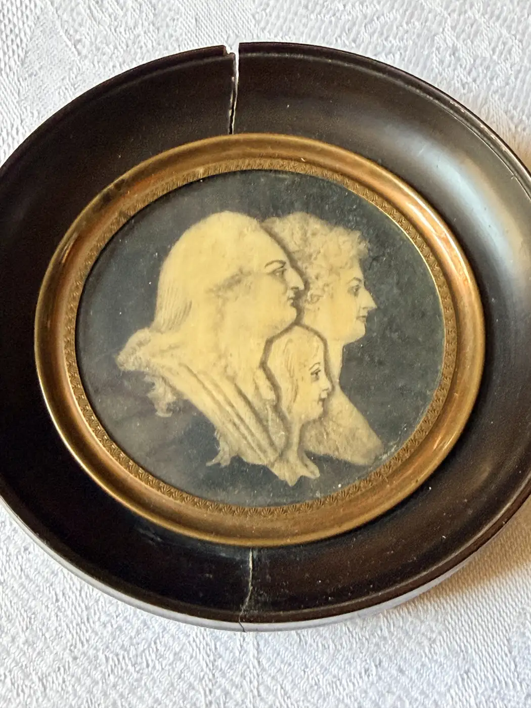 Portrait de Louis XVI, Marie-Antoinette et Louis XVII – dessin en grisaille – fin du XVIIIème siècle – Image 3